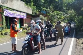 BPBD Jember bagikan masker ke warga terdampak erupsi Raung