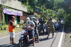 BPBD Jember bagikan masker ke warga terdampak erupsi Raung