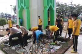 Polres Konut gelar bersih masjid jelang Hari Bhayangkara ke-79