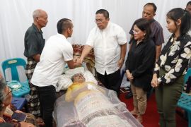 Wali Kota Pematangsiantar layat ke rumah duka ibunda Riko Simanjuntak