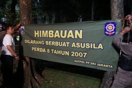 Satpol PP Jakarta Selatan pasang belasan spanduk larangan asusila di Taman Langsat
