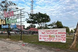 Spanduk protes tuntut upah pekerja hiasi area RTH Kapuas