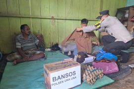 Polri berikan bantuan pendidikan ke anak terancam putus sekolah di Wakai