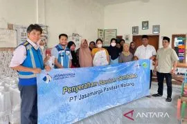Jasamarga bagikan 1.000 sembako untuk warga sekitar Pandaan-Malang