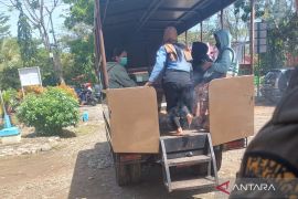 Satpol PP Mukomuko pulangkan pekerja panti pijat yang positif HIV