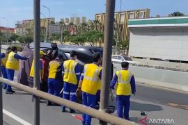 Mobil pengangkut Ferrari Purosaunge terbalik di Tol Cengkareng