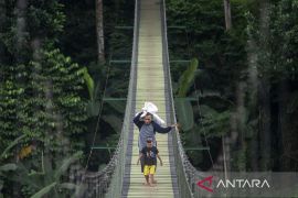 Jembatan gantung Citarum di Kabupaten Bandung Barat