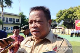 Disdik Jabar mendampingi orang tua siswa daftar SPMB di Cirebon
