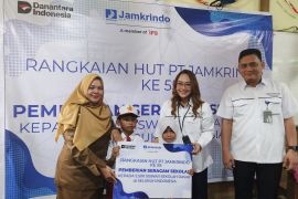 Jamkrindo bagikan seragam sekolah untuk 100 siswa SDN 03 Pontianak Timur