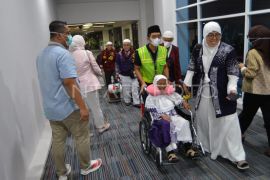 Kepulangan jamaah haji kloter pertama Padang Page 2 Small