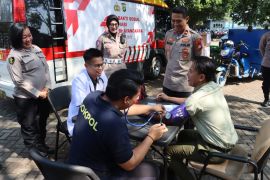 Jelang HUT Bhayangkara, polisi cek kesehatan buruh Pelabuhan Tj Priok