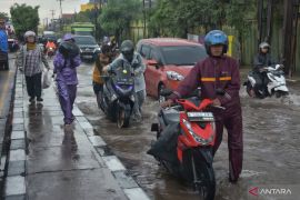 Masyarakat keluhkan ruas Jalan Imam Bonjol Bekasi selalu banjir