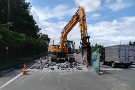 Petugas memperbaiki jalan Tol Cipularang dan Padaleunyi sepekan ke depan
