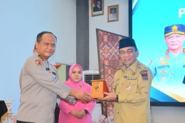 Wawako Padang apresiasi Polda Sumbar bantu masyarakat lewat bakti sosial dan bansos