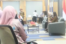 Menkomdigi ingatkan anak-anak saat internetan sama bahayanya ketika nyetir