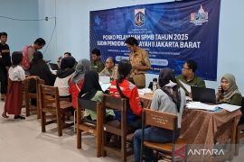 Ratusan orang tua murid banjiri posko pengaduan penerimaan siswa baru SMA 78