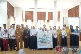 Pemkab Bangka Tengah salurkan beasiswa kepada 417 pelajar