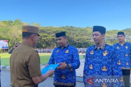 Gubernur ASR serahkan SK 3.886 PNS dan PPPK lingkup Pemprov  Sultra
