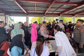 Polda Sultra gelar periksa kesehatan gratis bagi warga Kendari