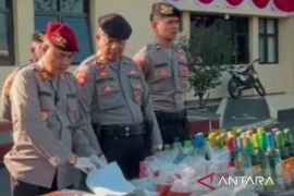 Polres Cianjur sita 430 botol miras dan amankan tiga penjual