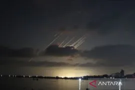 Stasiun TV nasional Iran dihantam rudal Israel saat siaran langsung