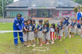 Tim Fire Fighter PT Timah edukasi siswa TK Kutilang I Pangkalpinang bahaya api