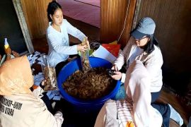 Disnakertranskop UKM Barut bina UMKM lokal produksi kerupuk bawang