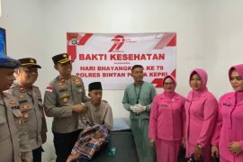 Polri gelar sunatan massal di Tambelan