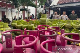 Polisi bongkar praktik pengoplosan gas elpiji subsidi di Cirebon