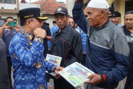 Pemkab Kuningan salurkan bantuan benih dan alsintan untuk petani