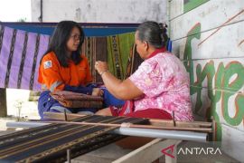 Inpex tingkatkan kapasitas perempuan penenun Tanimbar Maluku lewat program pelatihan