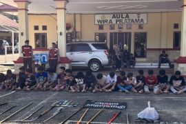 Polisi amankan puluhan pemuda terlibat tawuran pakai senjata tajam