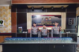 Polda Malut sita ratusan botol miras di Pelabuhan Ternate