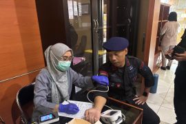 Personel Satbrimob Polda Kaltara Ikuti Bakti Kesehatan Donor Darah Dalam Rangka Menyambut Hari Bhayangkara Ke-79