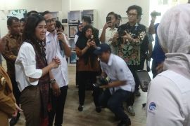 Balmon Makassar menyita 40 alat telekomunikasi yang langgar aturan