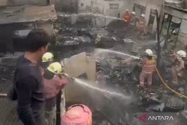 Seorang pria terluka parah saat bantu padamkan kebakaran rumah tinggal di Palmerah