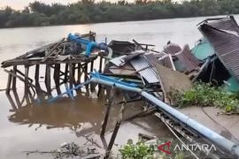 PDAM Tirta Raya membangun fasilitas darurat di atas sungai