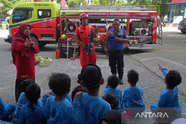 FOTO - Edukasi pengenalan pemadam pada anak sekolah