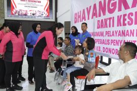 Peduli masyarakat, Polda Maluku beri bantuan kursi roda untuk penyandang disabilitas