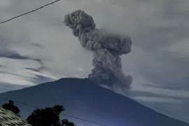 Gunung Marapi meletus dengan dentuman keras