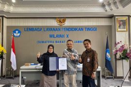 Kepala LLDIKTI Wilayah X serahkan SK pembukaan Prodi Kesehatan perdana UMJ