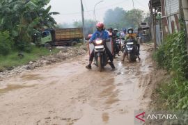 Pengendara hati-hati dan waspada lintasi Jalan CBL-Sukajaya Bekasi imbas lumpur
