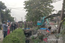 Pemkab Bekasi tertibkan 99 bangunan liar di bantaran saluran sekunder Srimukti