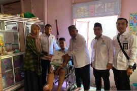 Santri ini dibantu kursi roda oleh Baznas Bukittinggi setelah alami kecelakaan