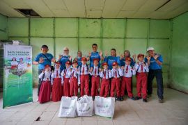 YABN-Adaro serahkan bantuan 131 paket seragam siswa di Kecamatan Paminggir