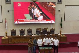 Amsakar sahkan Perda dorong pemanfaatan transportasi massal