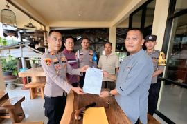 Warga OKU serahkan senjata api ilegal polisi