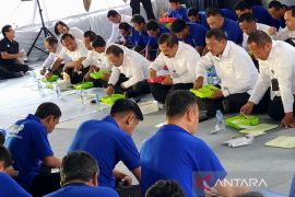 Menteri Agus  Indrianto makan siang bersama napi Lapas Semarang