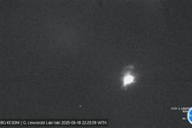 Gunung meletus hari ini, Lewotobi Laki-laki di Flores Timur erupsi pada Rabu malam