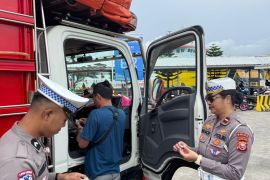 Polda Malut sosialisasi larangan kendaraan overload di pelabuhan Ternate